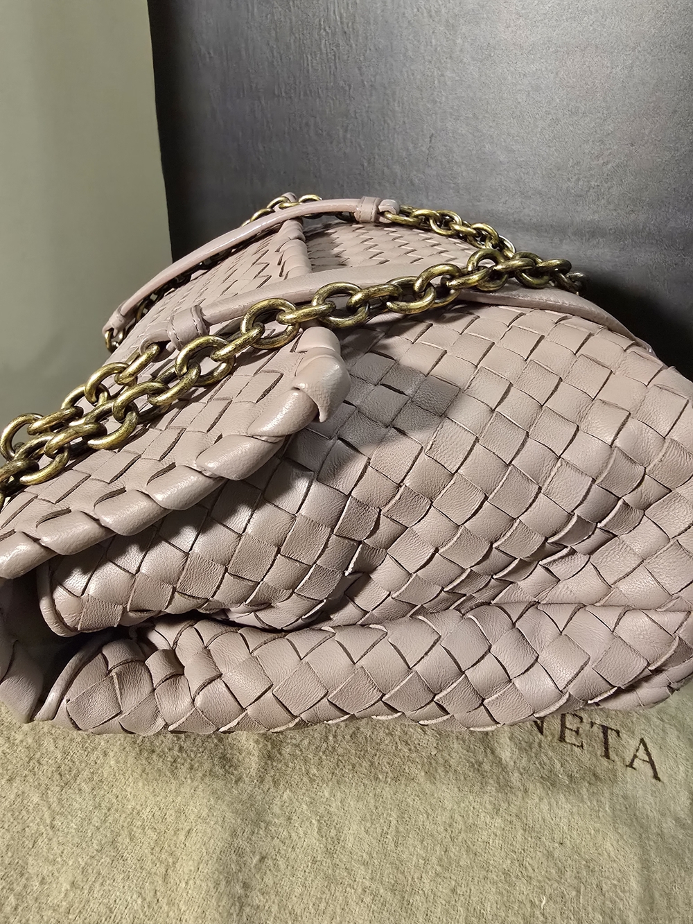 💯 Authentic Bottega Veneta Mauve Intrecciato Leather Bag Gold Chain w/COA - Picture 5 of 16